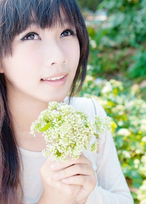点击大图看下一张：清纯花季少女草丛可爱俏皮写真
