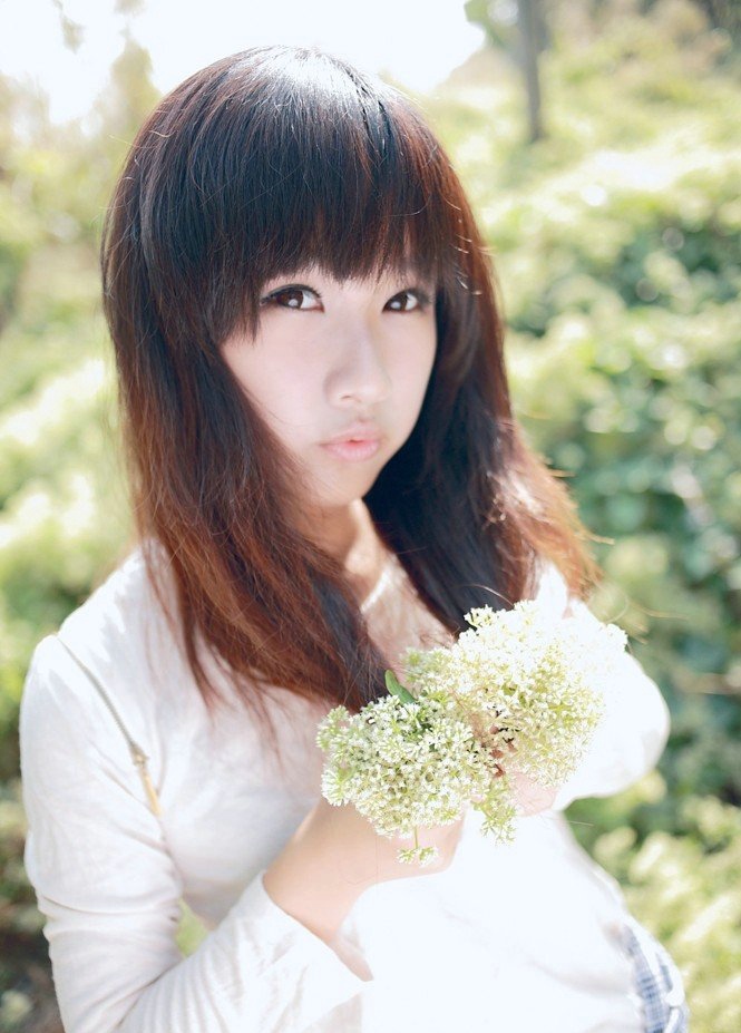 点击大图看下一张：清纯花季少女草丛可爱俏皮写真