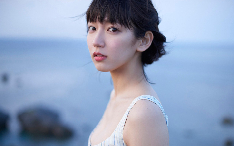 点击大图看下一张：日本清纯女星精致魅力吉冈里帆写真