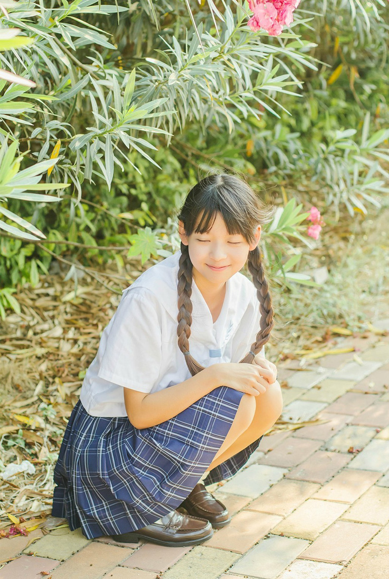 点击大图看下一张:可爱双马尾清纯少女路边街拍调皮可人