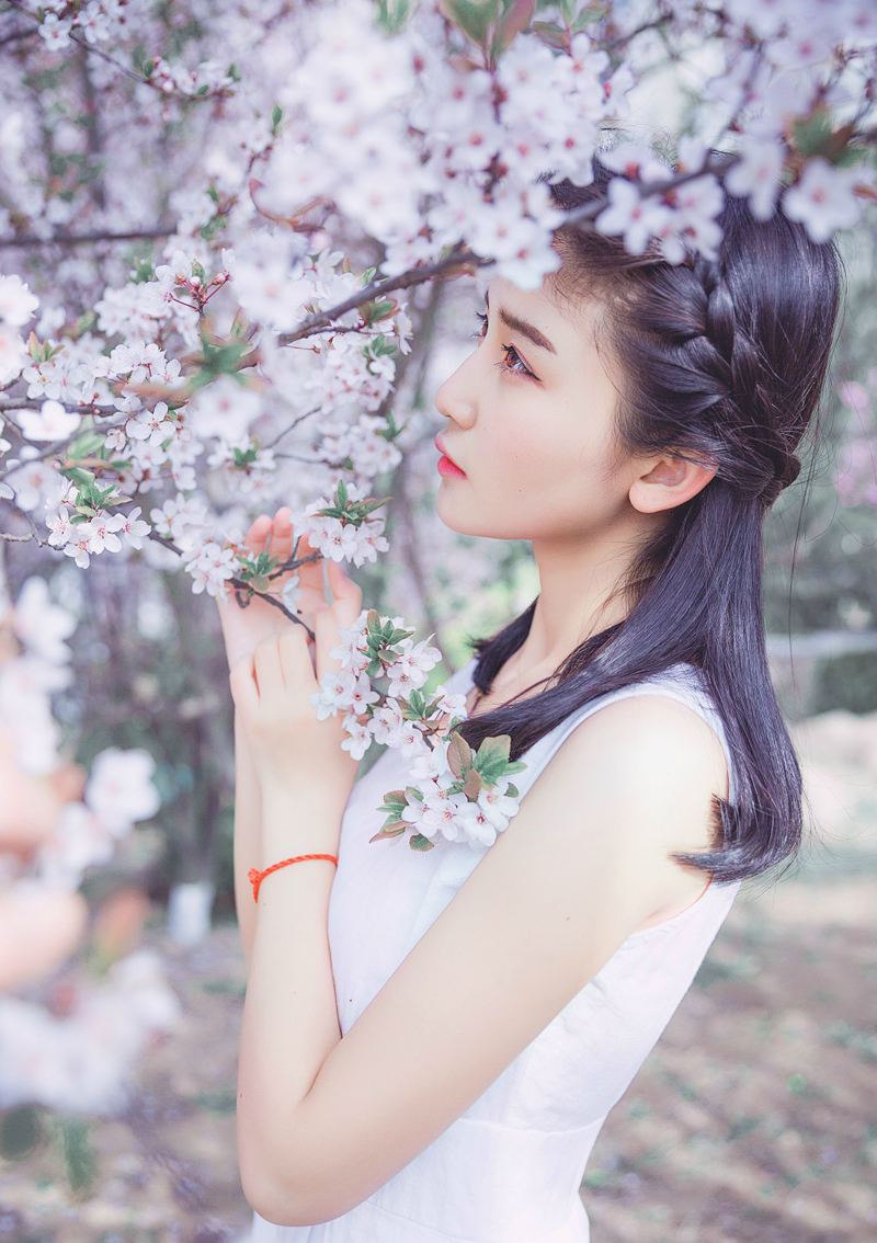 点击大图看下一张：空灵少女樱花园唯美写真大眼迷人