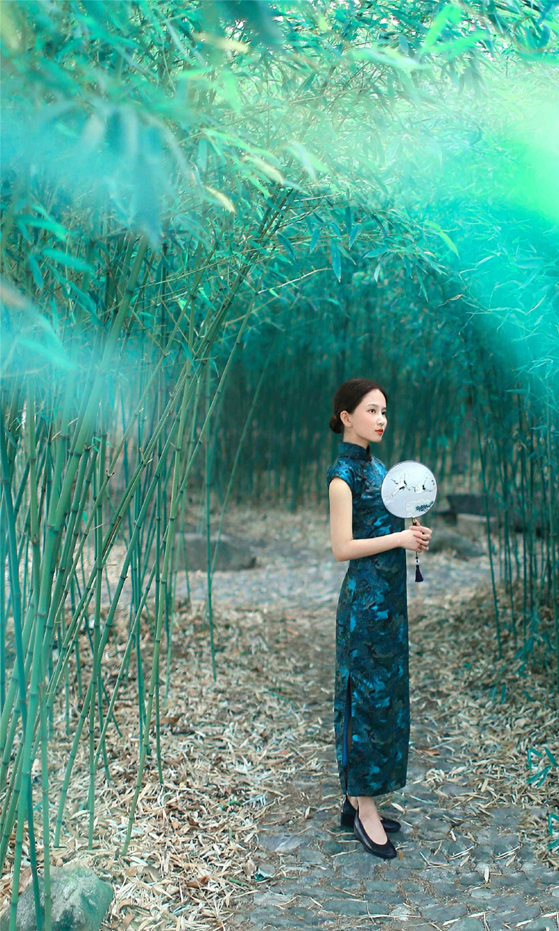 点击大图看下一张：气质旗袍少女竹林优雅意境写真照