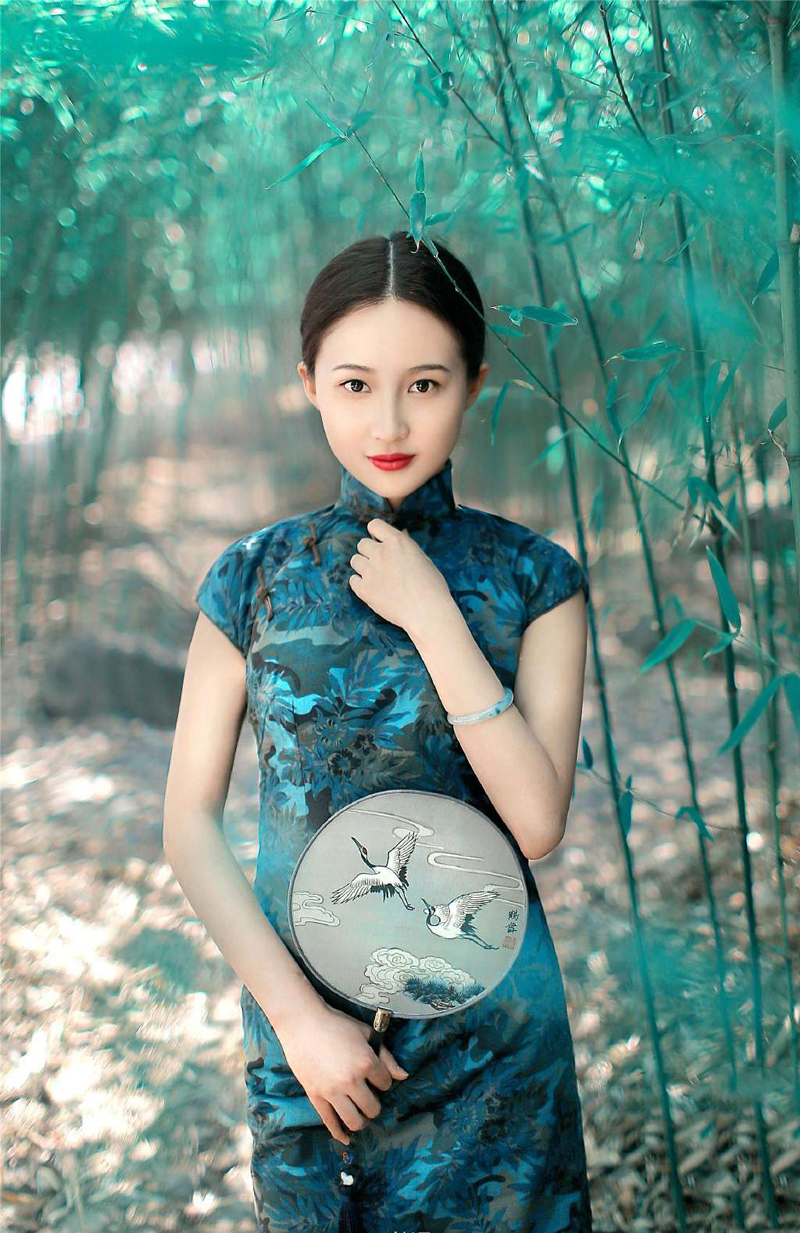 点击大图看下一张：气质旗袍少女竹林优雅意境写真照