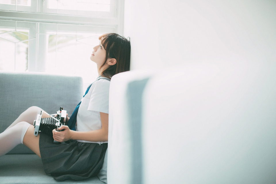 点击大图看下一张：学生装素颜清纯刘海白丝袜美女