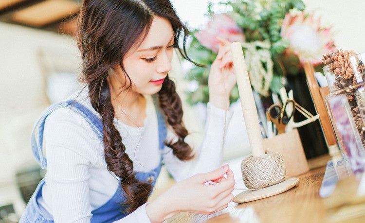 点击大图看下一张：花儿阳光中的麻花辫少女唯美写真