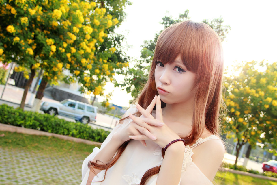 点击大图看下一张：清纯小妹户外阳光生活甜美写真