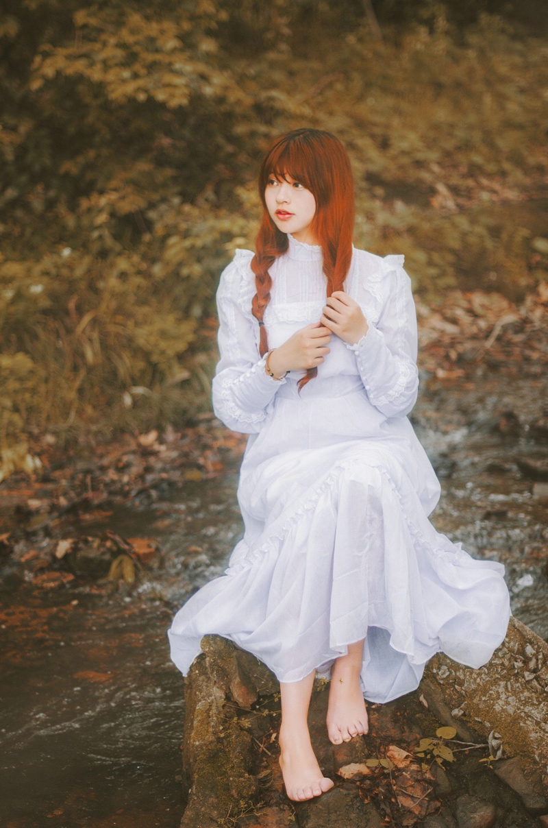 点击大图看下一张：森林户外萌妹子白裙裹体宛如仙女