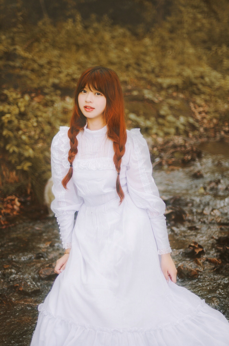 点击大图看下一张：森林户外萌妹子白裙裹体宛如仙女