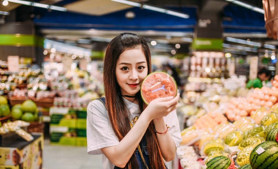 点击大图看下一张：可爱大眼妹子逛街生活清新照