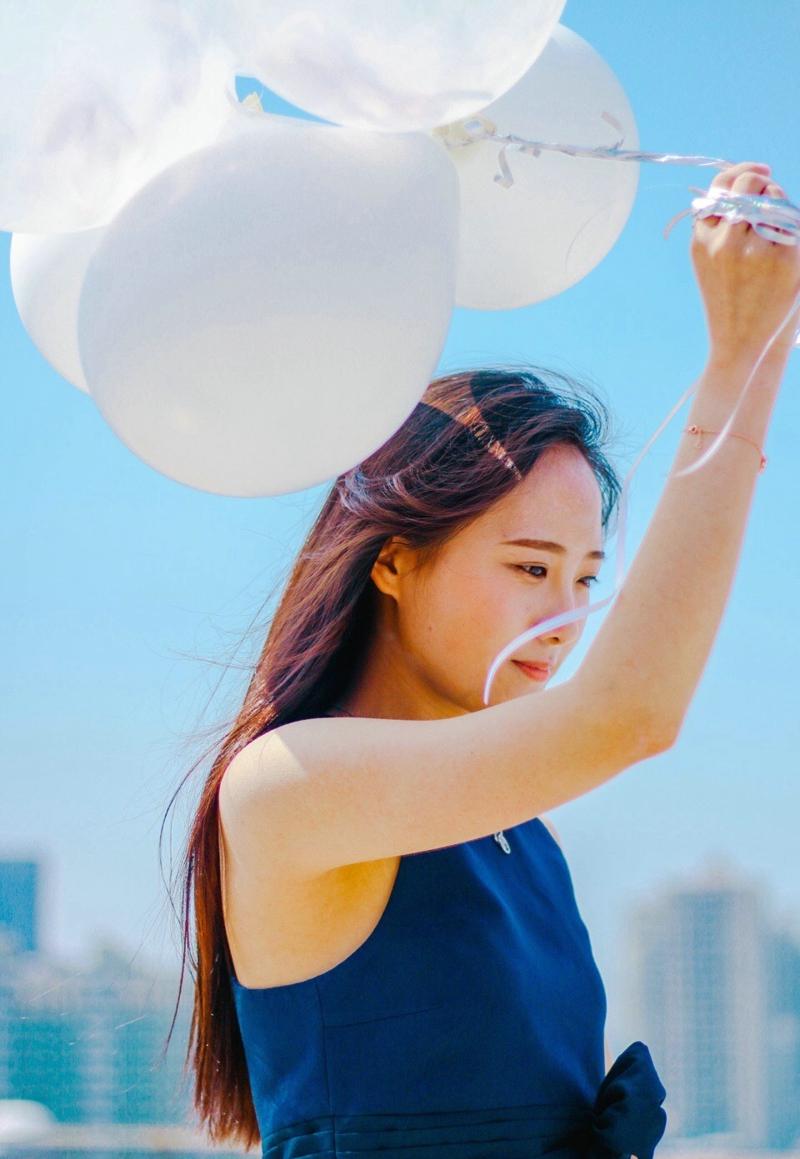 点击大图看下一张：青春活力少女阳光下清新气球自然美丽
