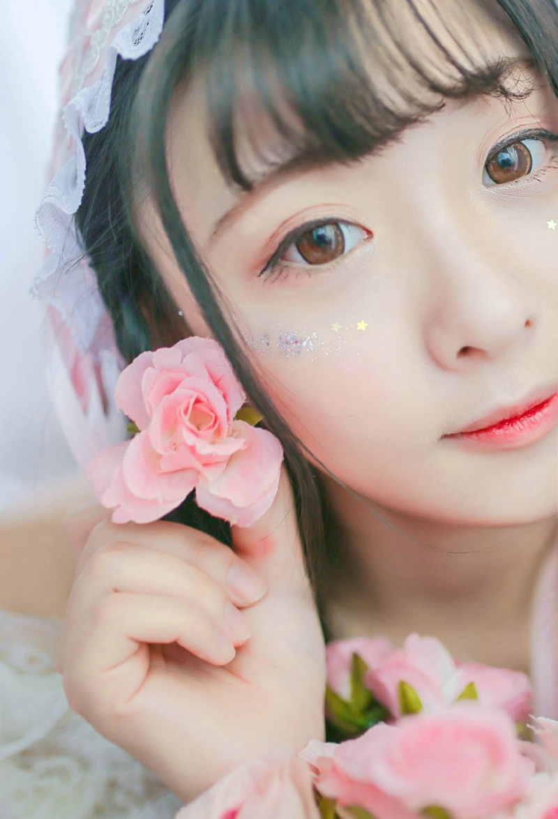 点击大图看下一张:粉嫩洋娃娃妹子私房卖萌大眼迷人