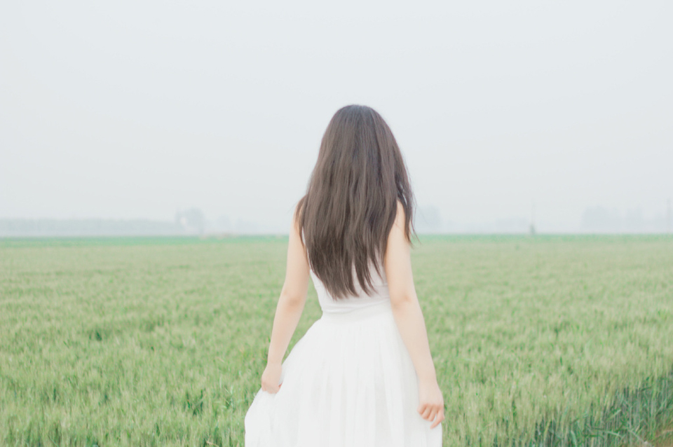 点击大图看下一张：白皙少女绿茵草地梦幻写真薄纱遮面朦胧美