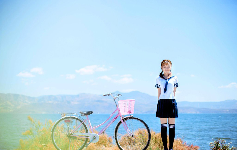 点击大图看下一张：清纯学生妹单车唯美旅拍恬静可人