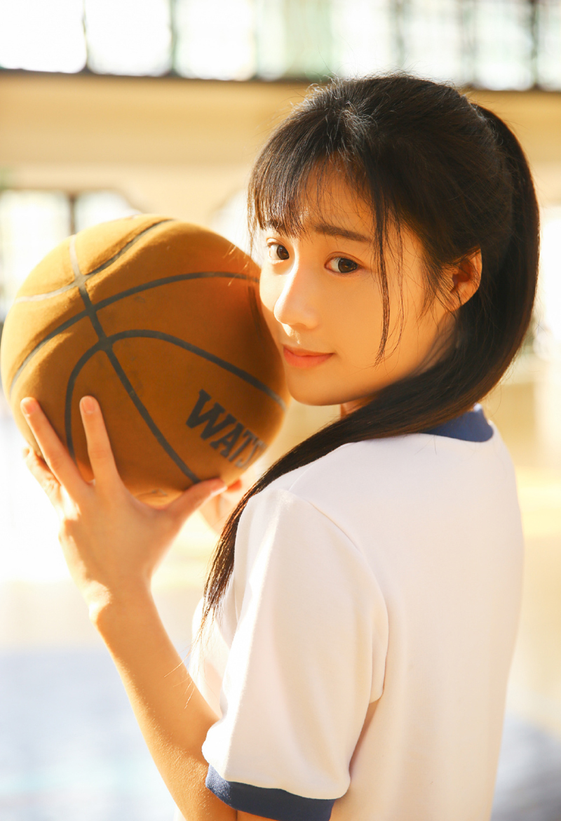 点击大图看下一张：篮球少女室内体育馆活力写真舞动青春