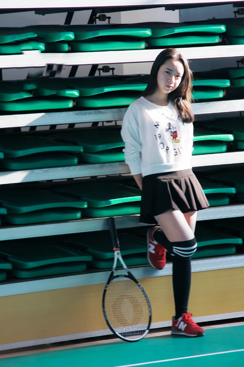 点击大图看下一张：可爱短裙少女网球场气质写真
