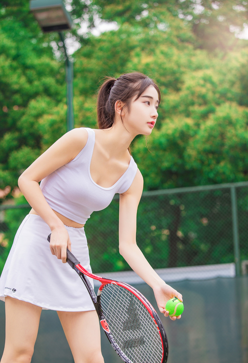 点击大图看下一张：白皙少女性感运动套装网球场上挥洒汗水