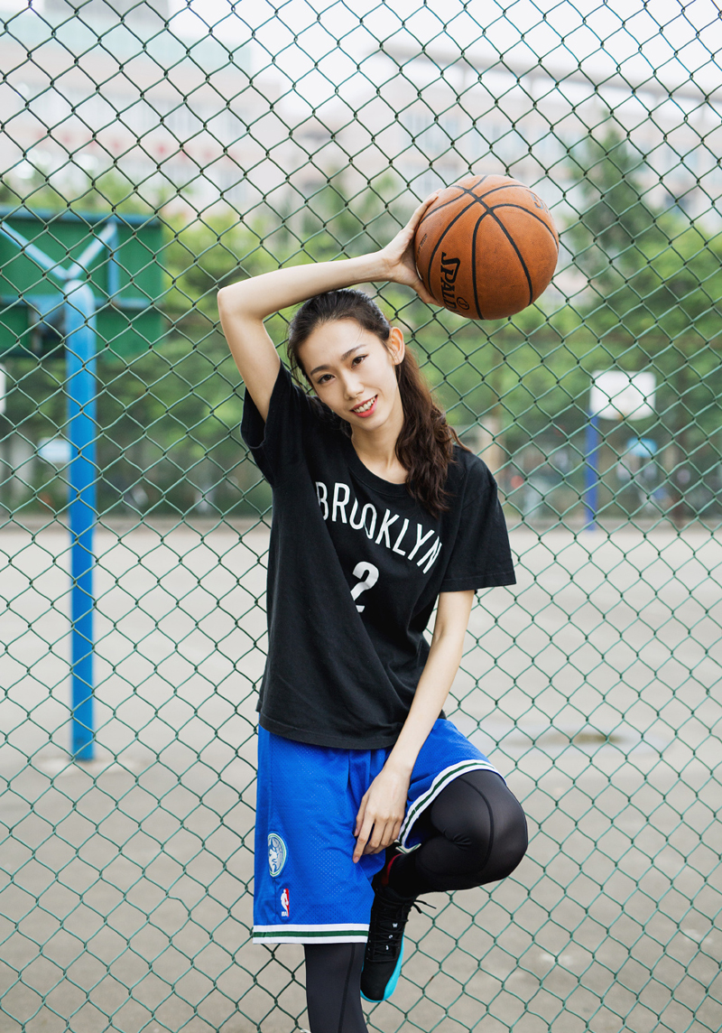 点击大图看下一张：高挑女篮球员活力运动写真霸气十足