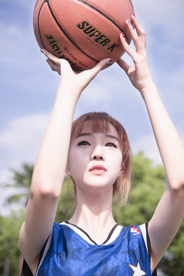 点击大图看下一张：篮球少女小颖球场上的开心玩耍写真
