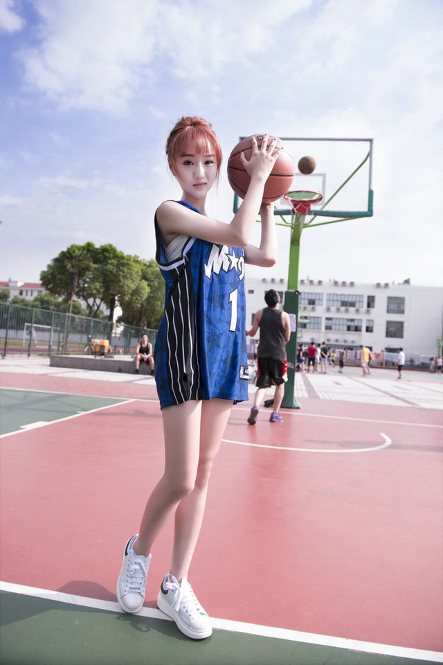 点击大图看下一张：篮球少女小颖球场上的开心玩耍写真
