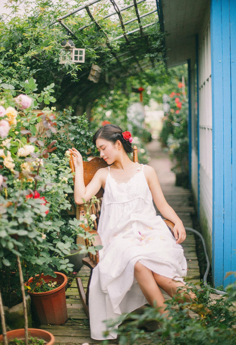 点击大图看下一张：气质熟女白色纱裙花圃梦幻写真