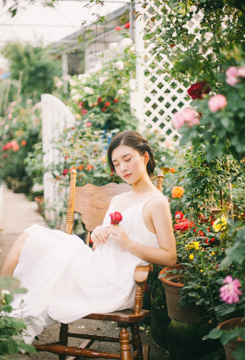 点击大图看下一张：气质熟女白色纱裙花圃梦幻写真