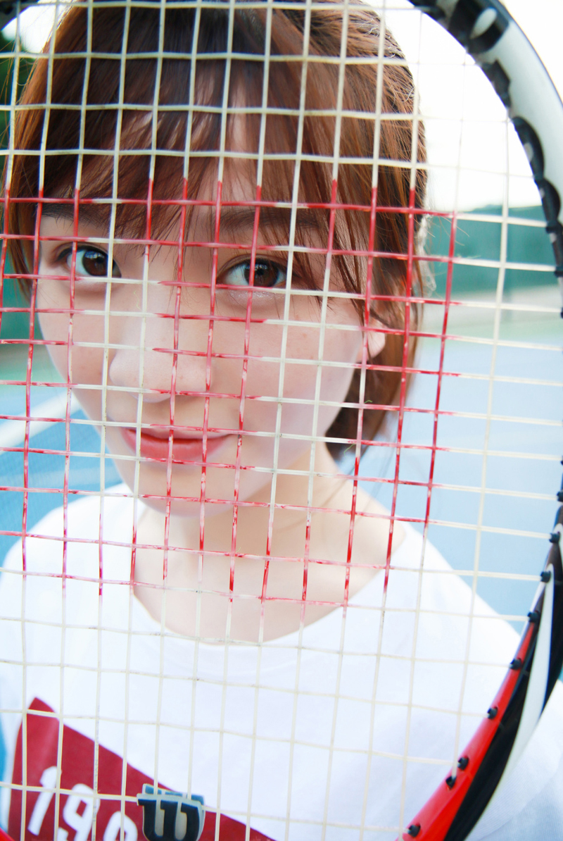 点击大图看下一张：马尾辫女孩网球场俏皮运动写真