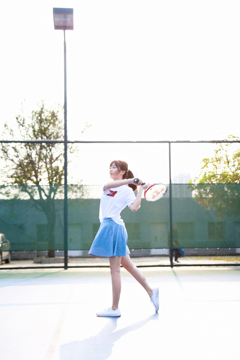 点击大图看下一张：马尾辫女孩网球场俏皮运动写真