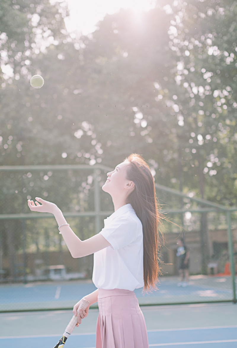 点击大图看下一张：粉嫩少女网球场清新写真青春动人