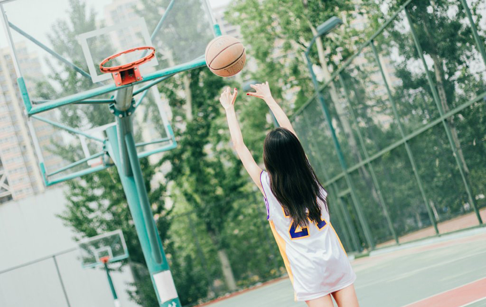 点击大图看下一张：篮球少女运动场青春无敌挥汗如雨