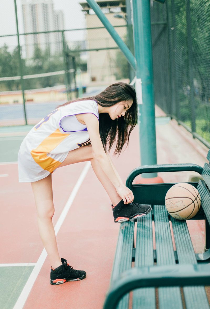 点击大图看下一张：篮球少女运动场青春无敌挥汗如雨