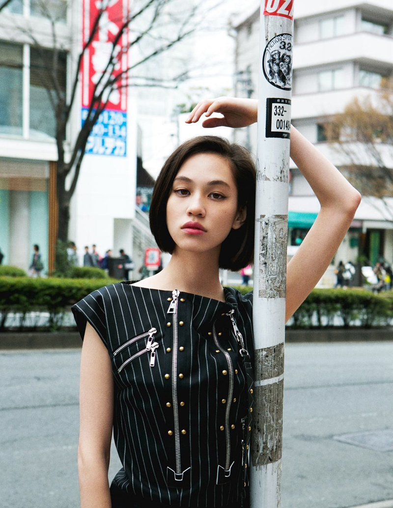 点击大图看下一张：水原希子游走东京街头时尚icon酷女孩魅力