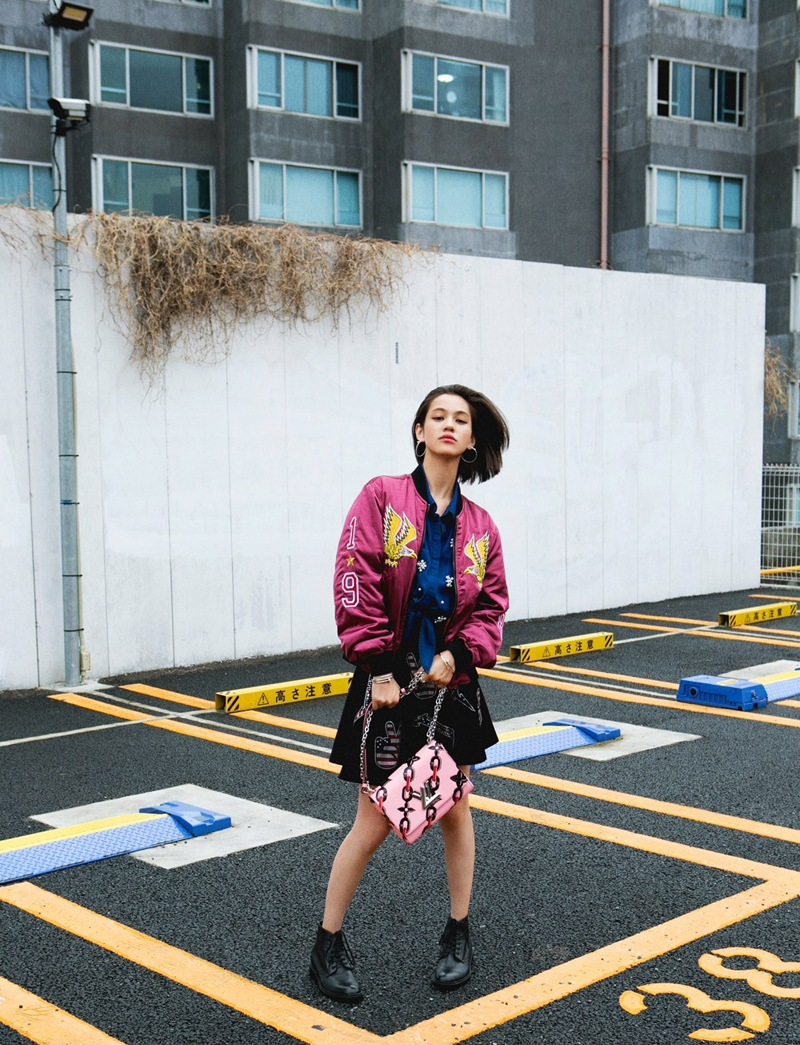 点击大图看下一张：水原希子游走东京街头时尚icon酷女孩魅力