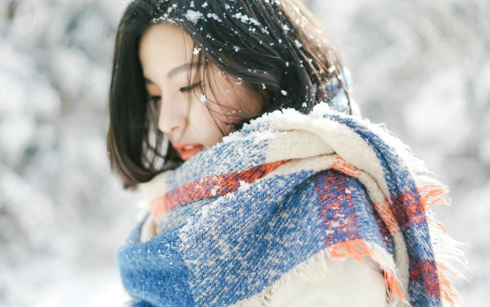点击大图看下一张：冬日雪地内的养眼美女孤独寂静写真