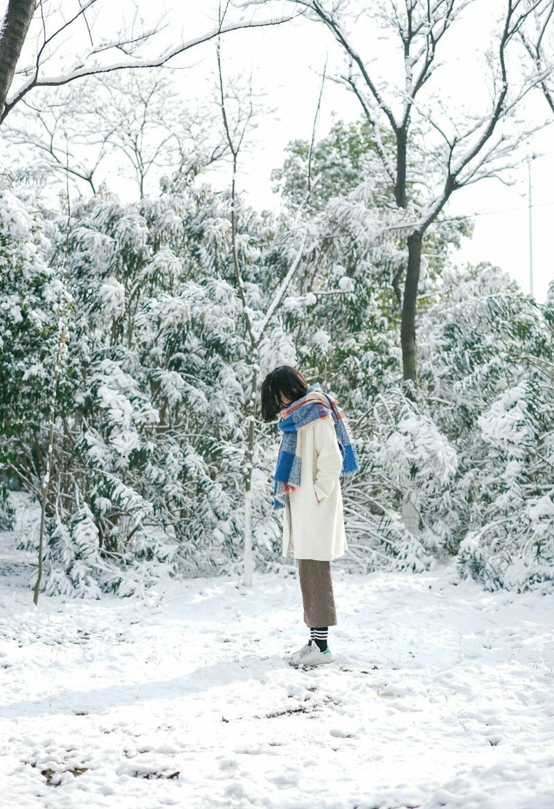 点击大图看下一张：冬日雪地内的养眼美女孤独寂静写真