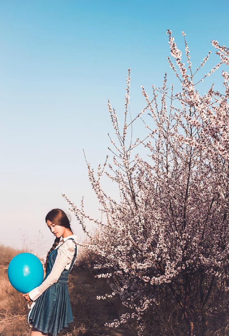 点击大图看下一张：可爱气球少女花丛意境写真浪漫清新