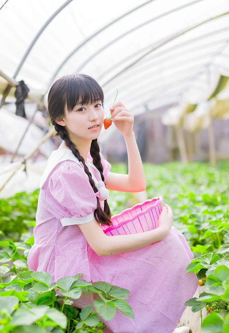 点击大图看下一张：草莓园内的文艺妹子纯净文静迷人