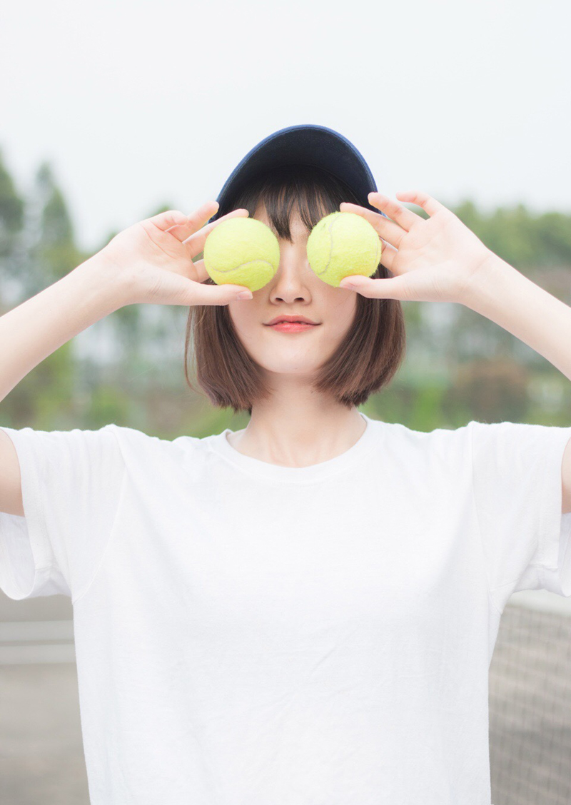 点击大图看下一张：活力网球少女挥汗写真青春活力