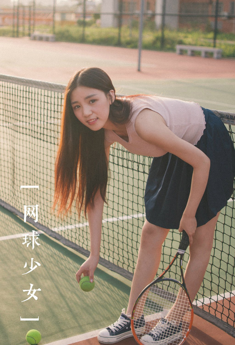 点击大图看下一张：长发网球少女清纯写真活力四射