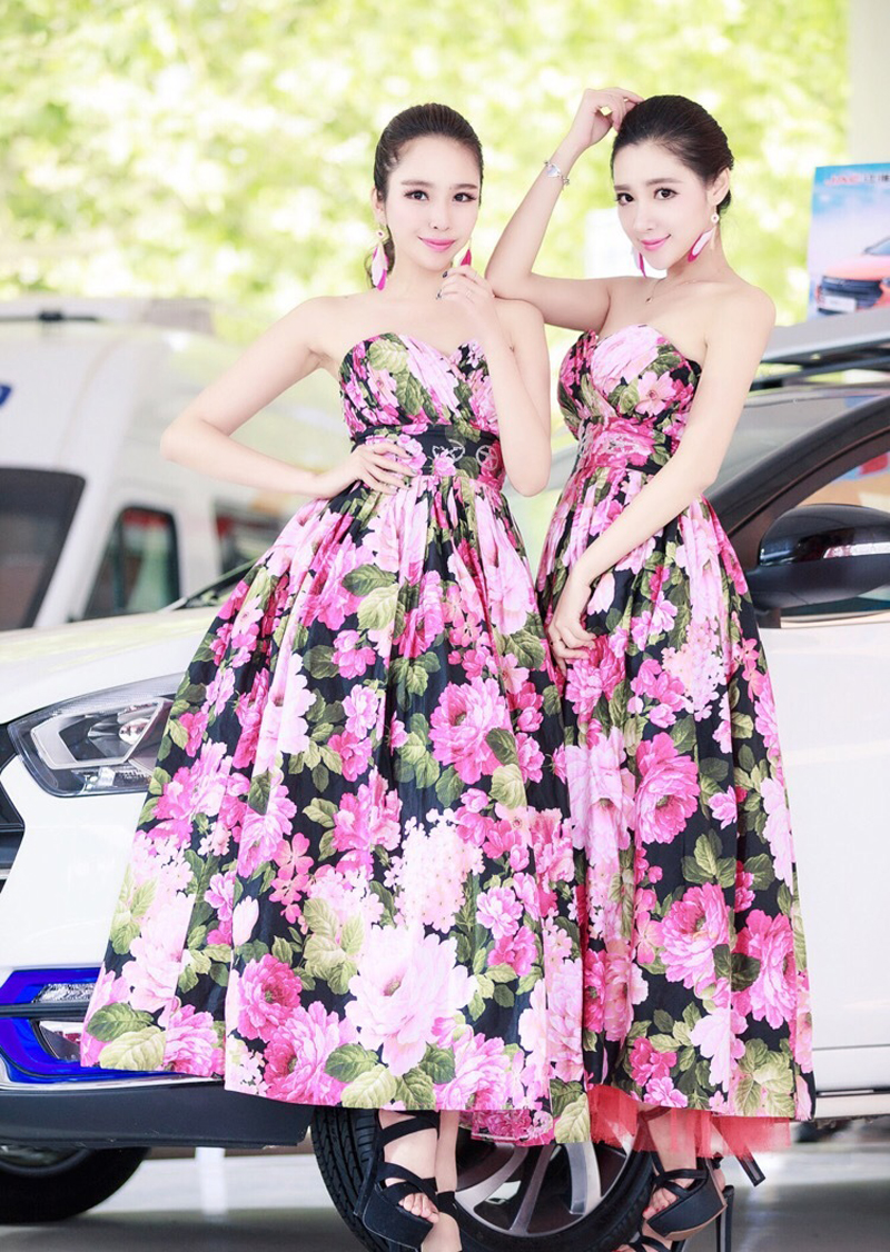 点击大图看下一张：双生姐妹花车展耀眼花裙光彩夺目