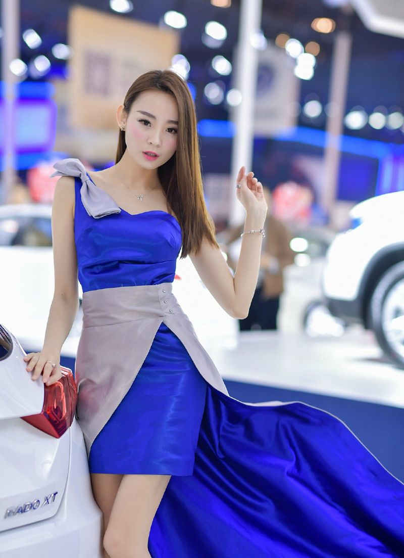 点击大图看下一张：长发气质车模蓝色拖地长裙魅力十足