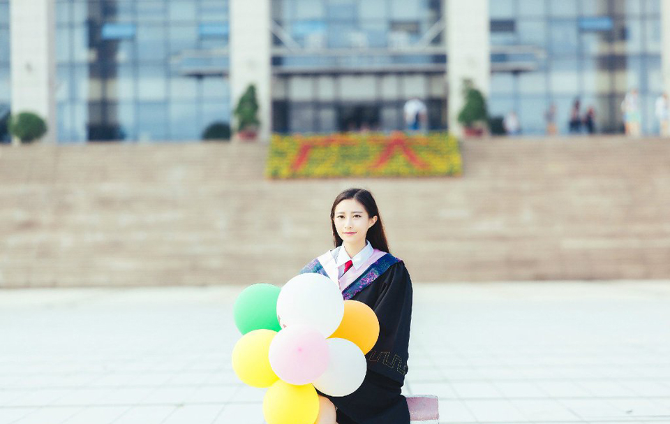 点击大图看下一张：长腿校花毕业学士服高清写真照片