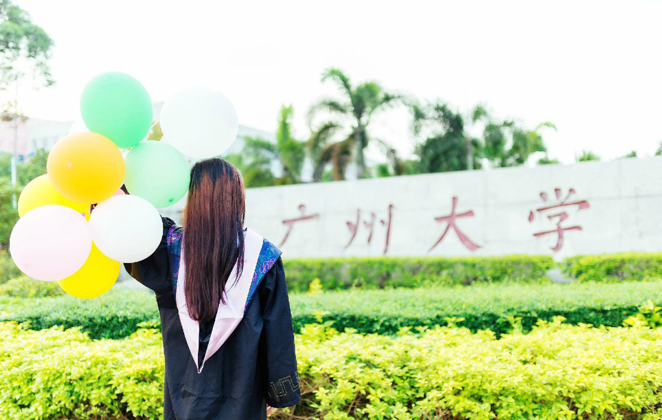 点击大图看下一张：长腿校花毕业学士服高清写真照片