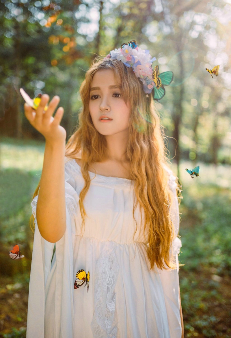 点击大图看下一张：金发美女森林美丽白裙宛如蝴蝶仙子