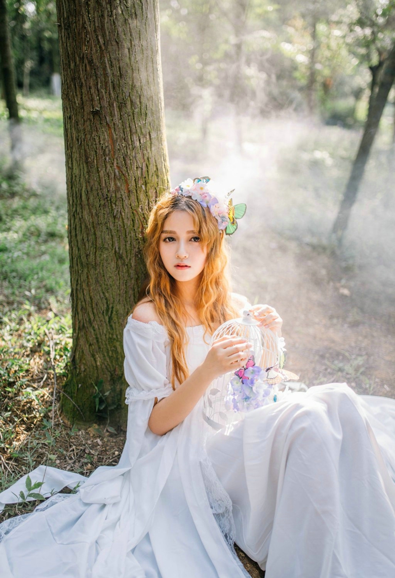 点击大图看下一张：金发美女森林美丽白裙宛如蝴蝶仙子