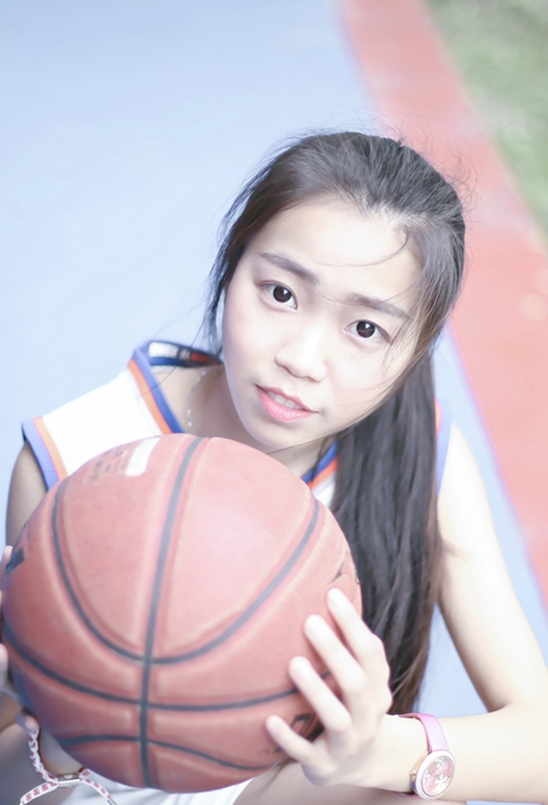 点击大图看下一张：活力篮球少女球场运动活力写真