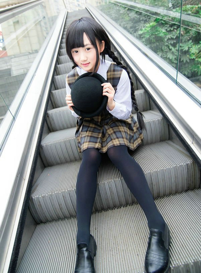 点击大图看下一张:超可爱的冬装小萝莉俏皮白皙萌动宅男心