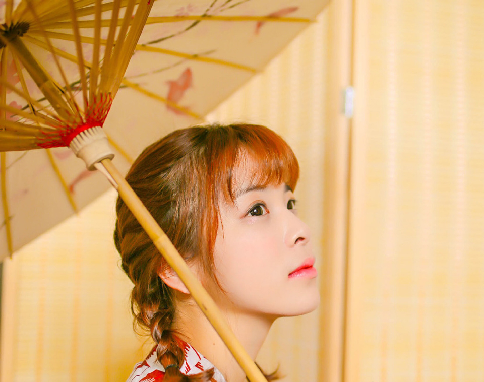 点击大图看下一张：和服少女居家清新写真优雅从容