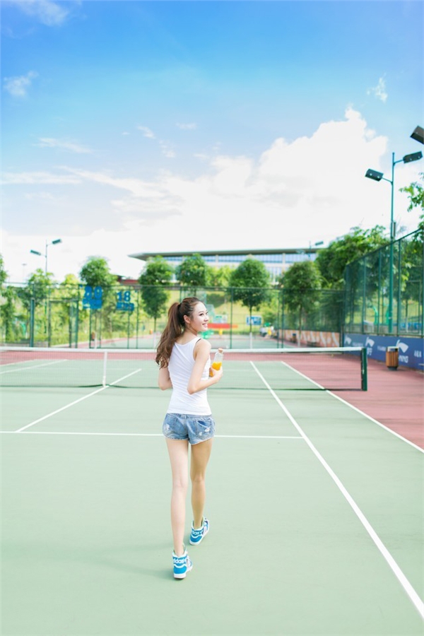 点击大图看下一张：清纯网球美女校花球场气质写真