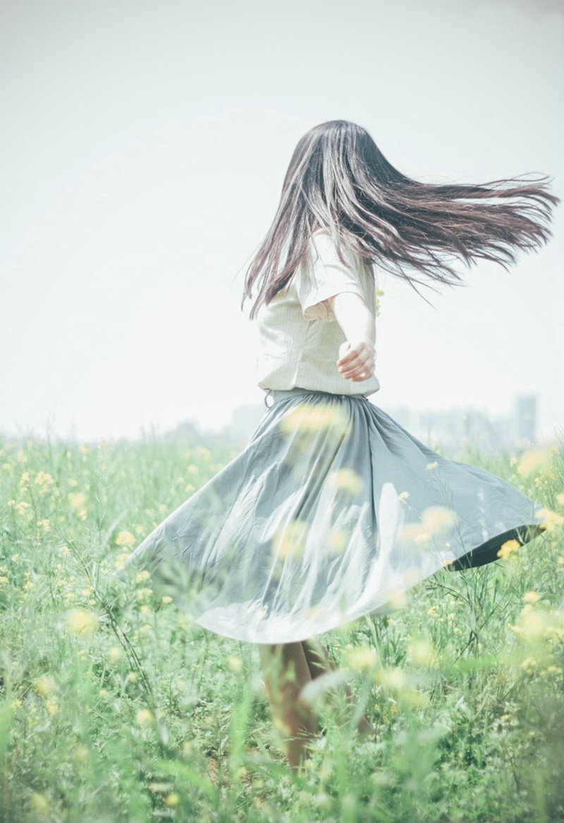 点击大图看下一张：日系少女荒野中舞动裙摆自然迷人