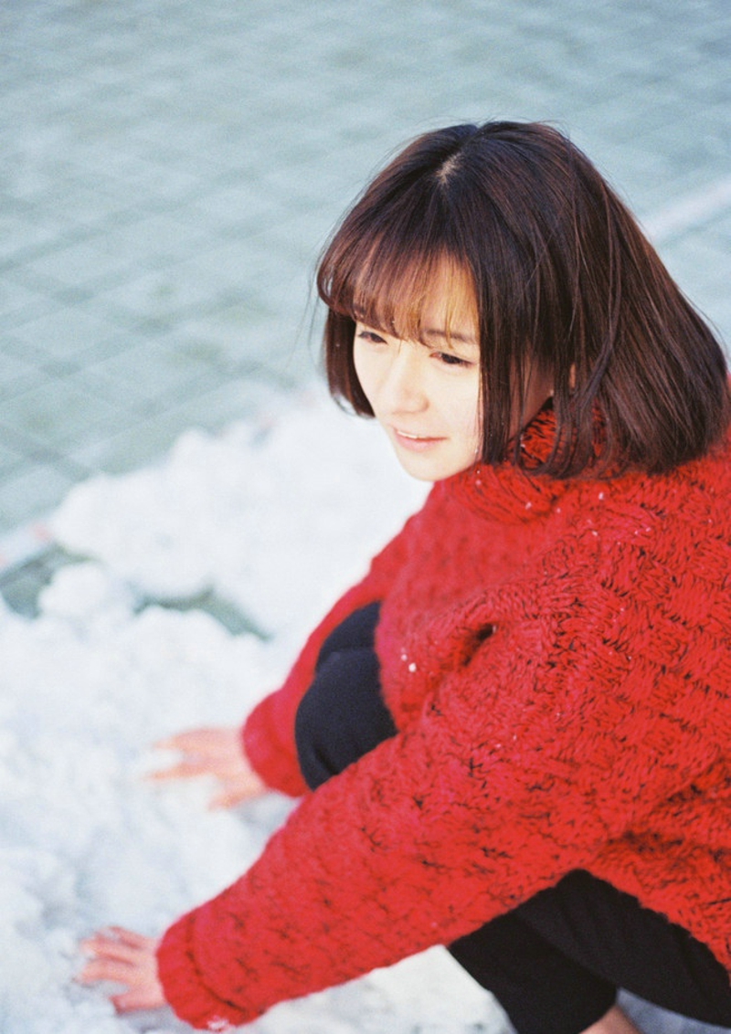 点击大图看下一张：韩系短发妹子红色毛衣温暖灵动